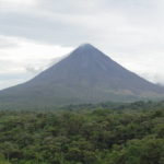 Le Volcan Arenal avec ses fumerolles.