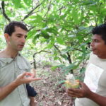 Une cabosse de cacao à déguster. "Et ils le vendent ça ?"