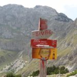 Traduction: aire de bivouac à droite, sommet Terzin Bogaz à gauche, Niksicko (bière locale) 1ère cabane à gauche.